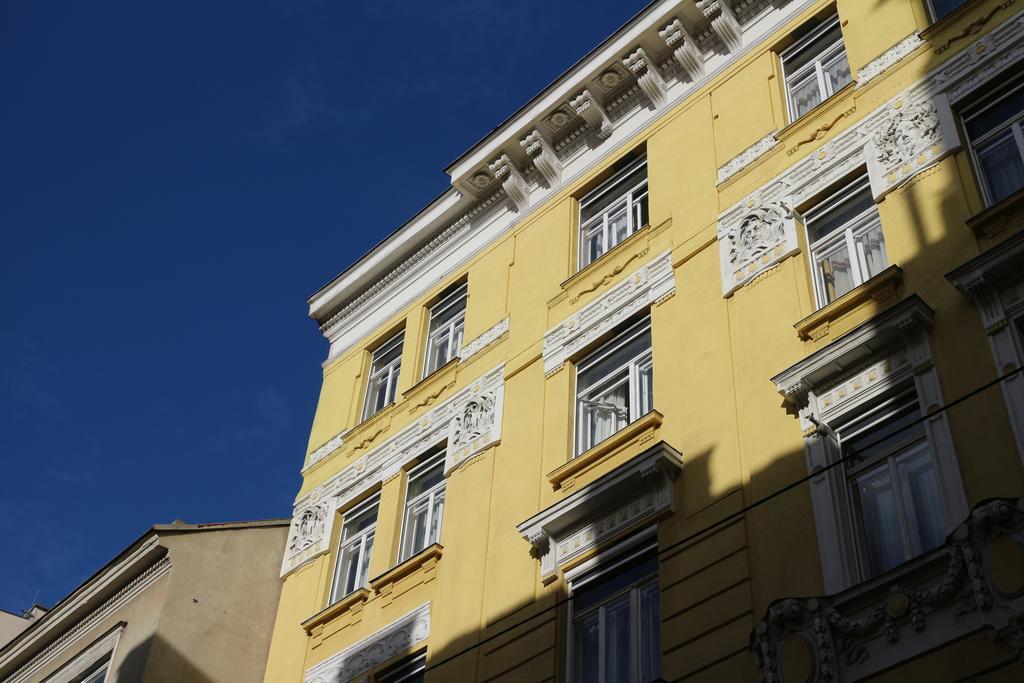 Carlton Opera Wien
